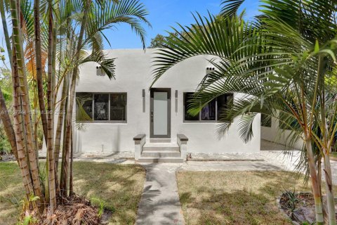 Casa en North Miami, Florida 5 dormitorios, 116.59 m2 № 2011637