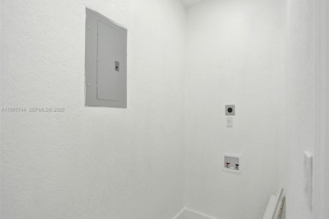 Casa en venta en North Miami, Florida, 5 dormitorios, 116.59 m2 № 2011637 - foto 26