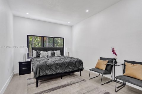 Casa en venta en North Miami, Florida, 5 dormitorios, 116.59 m2 № 2011637 - foto 11