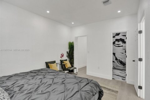 Casa en venta en North Miami, Florida, 5 dormitorios, 116.59 m2 № 2011637 - foto 14