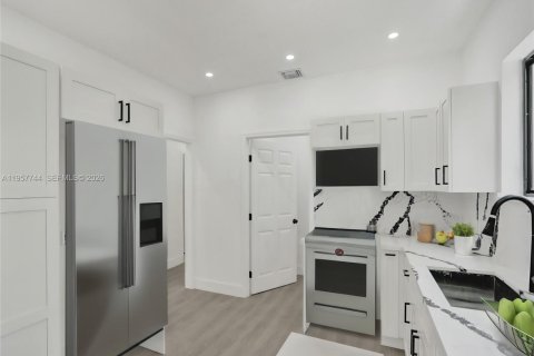 Casa en venta en North Miami, Florida, 5 dormitorios, 116.59 m2 № 2011637 - foto 8