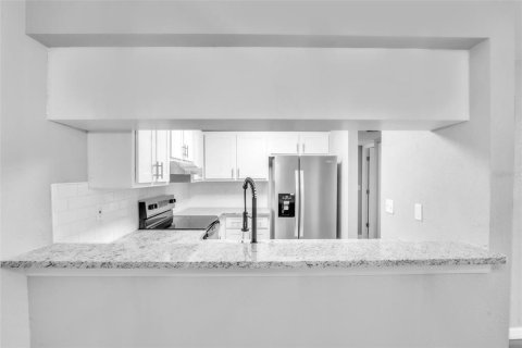 Condo in Sarasota, Florida, 2 bedrooms  № 2102603 - photo 7