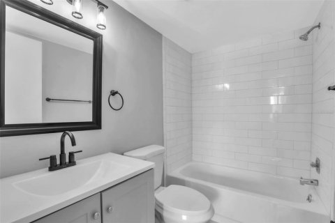 Condo in Sarasota, Florida, 2 bedrooms  № 2102603 - photo 17