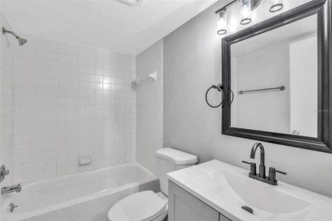 Condo in Sarasota, Florida, 2 bedrooms  № 2102603 - photo 25