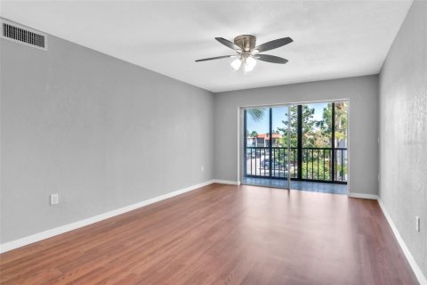 Condo in Sarasota, Florida, 2 bedrooms  № 2102603 - photo 11