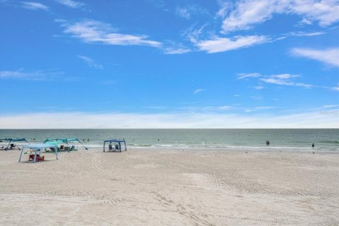 House in Indian Rocks Beach, Florida 4 bedrooms, 260.68 sq.m. № 2167027 - photo 2