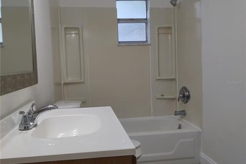 Immobilier commercial à vendre à Saint Petersburg, Floride: 4 chambres, 135.45 m2 № 2420166 - photo 9