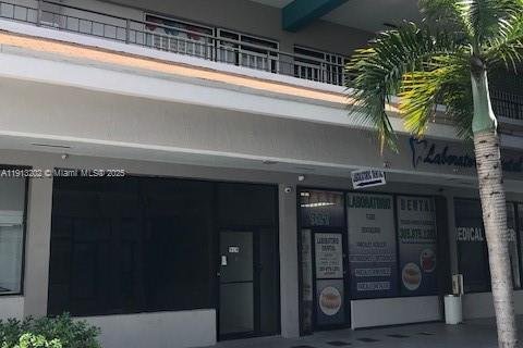 Propiedad comercial en venta en Miami, Florida № 1969678 - foto 1