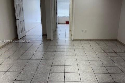 Propiedad comercial en venta en Miami, Florida № 1969678 - foto 4