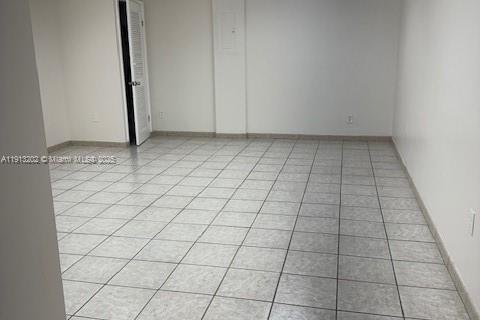 Propiedad comercial en venta en Miami, Florida № 1969678 - foto 3