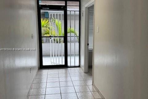 Propiedad comercial en venta en Miami, Florida № 1969678 - foto 2