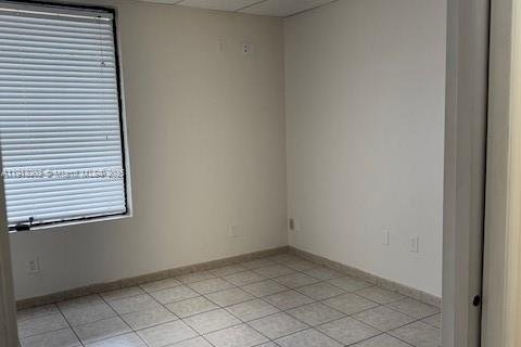 Propiedad comercial en venta en Miami, Florida № 1969678 - foto 10