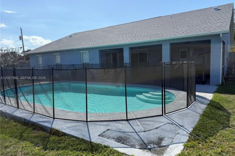 House in Port St. Lucie, Florida 3 bedrooms, 186.08 sq.m. № 2072805 - photo 4