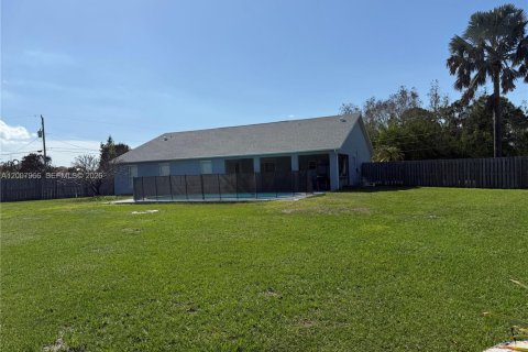 House in Port St. Lucie, Florida 3 bedrooms, 186.08 sq.m. № 2072805 - photo 3