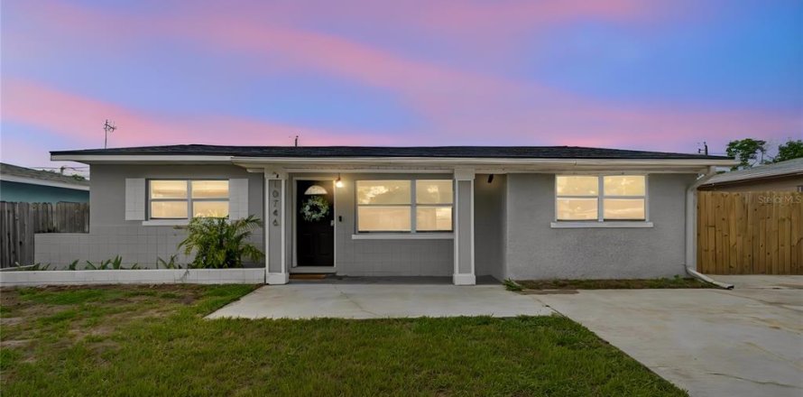 House in Seminole, Florida 3 bedrooms, 164.44 sq.m. № 2225436