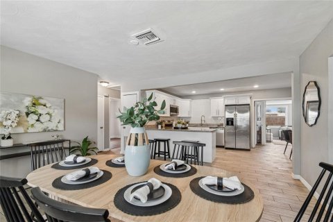 House in Seminole, Florida 3 bedrooms, 164.44 sq.m. № 2225436 - photo 7