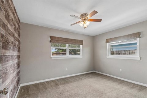 House in Seminole, Florida 3 bedrooms, 164.44 sq.m. № 2225436 - photo 29