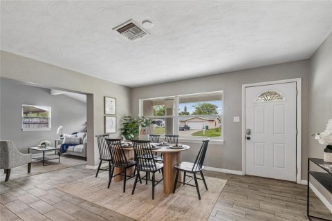 House in Seminole, Florida 3 bedrooms, 164.44 sq.m. № 2225436 - photo 6