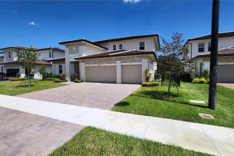 House in Davie, Florida 5 bedrooms, 367.71 sq.m. № 1882111 - photo 2