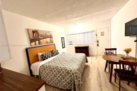 Купить кондоминиум в Халландейл-Бич, Флорида 1 спальня, 29.73м2, № 1897176 - фото 1