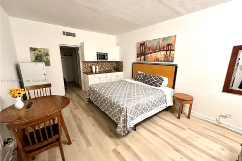 Купить кондоминиум в Халландейл-Бич, Флорида 1 спальня, 29.73м2, № 1897176 - фото 4