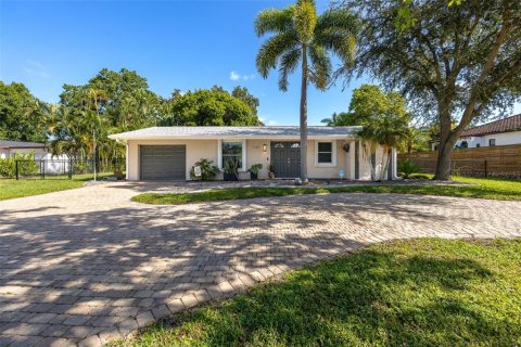 House in Fort Myers, Florida 3 bedrooms, 120.68 sq.m. № 2321145 - photo 2