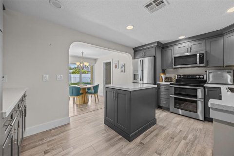 House in Fort Myers, Florida 3 bedrooms, 120.68 sq.m. № 2321145 - photo 15