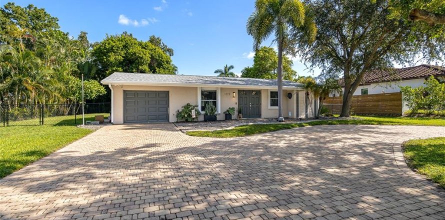 House in Fort Myers, Florida 3 bedrooms, 120.68 sq.m. № 2321145