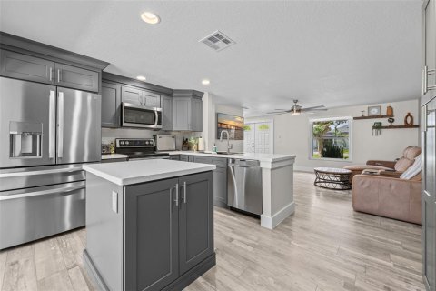 House in Fort Myers, Florida 3 bedrooms, 120.68 sq.m. № 2321145 - photo 16