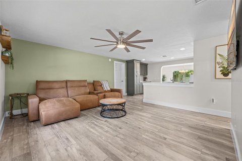 House in Fort Myers, Florida 3 bedrooms, 120.68 sq.m. № 2321145 - photo 8