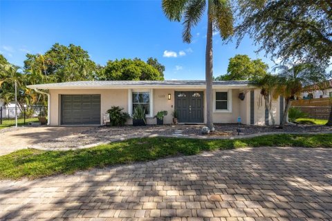 House in Fort Myers, Florida 3 bedrooms, 120.68 sq.m. № 2321145 - photo 3