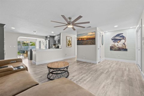 House in Fort Myers, Florida 3 bedrooms, 120.68 sq.m. № 2321145 - photo 12