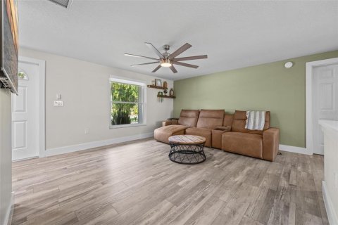 House in Fort Myers, Florida 3 bedrooms, 120.68 sq.m. № 2321145 - photo 10