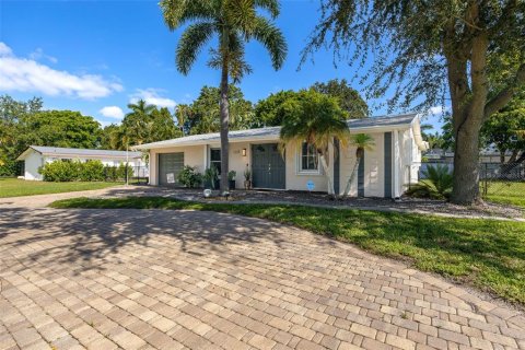 House in Fort Myers, Florida 3 bedrooms, 120.68 sq.m. № 2321145 - photo 4