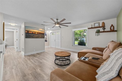 House in Fort Myers, Florida 3 bedrooms, 120.68 sq.m. № 2321145 - photo 11