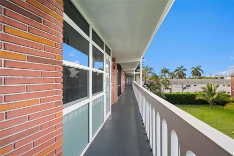Copropriété à vendre à Hallandale Beach, Floride: 1 chambre, 60.39 m2 № 2006139 - photo 11