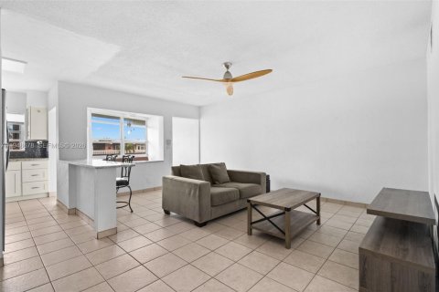 Copropriété à vendre à Hallandale Beach, Floride: 1 chambre, 60.39 m2 № 2006139 - photo 8