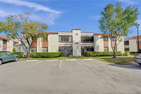Copropriété à vendre à Pembroke Pines, Floride: 2 chambres, 79.9 m2 № 1454227 - photo 1