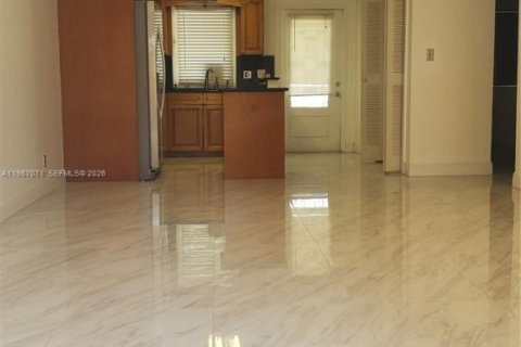 Touwnhouse à louer à Hollywood, Floride: 2 chambres, 81.48 m2 № 2051549 - photo 4