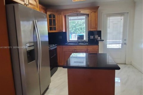 Touwnhouse à louer à Hollywood, Floride: 2 chambres, 81.48 m2 № 2051549 - photo 3