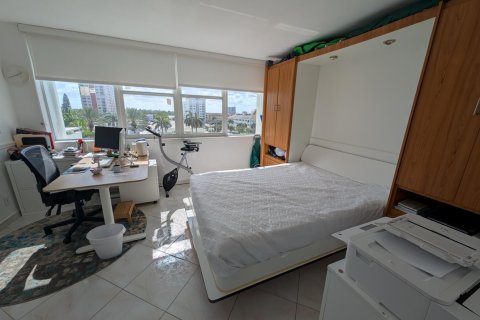 Condo in Hallandale Beach, Florida, 2 bedrooms  № 2242047 - photo 29