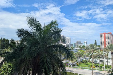 Condo in Hallandale Beach, Florida, 2 bedrooms  № 2242047 - photo 9