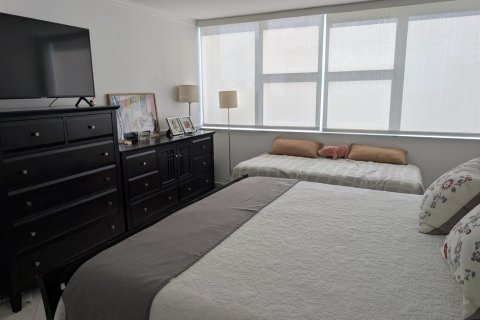 Condo in Hallandale Beach, Florida, 2 bedrooms  № 2242047 - photo 17