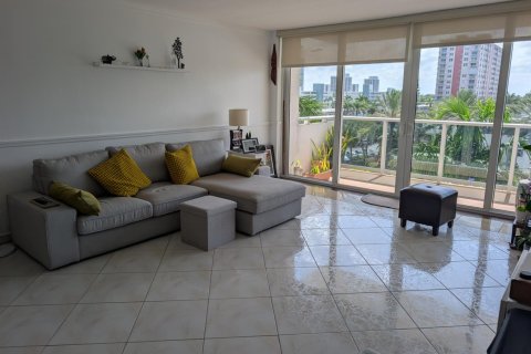 Condo in Hallandale Beach, Florida, 2 bedrooms  № 2242047 - photo 8