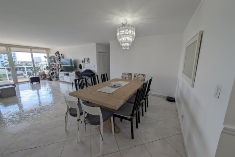Condo in Hallandale Beach, Florida, 2 bedrooms № 2242047