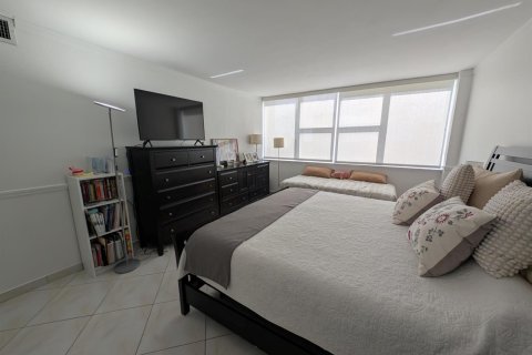 Condo in Hallandale Beach, Florida, 2 bedrooms  № 2242047 - photo 16
