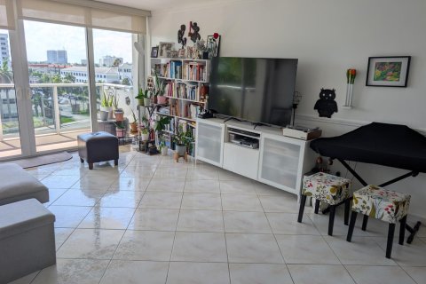 Condo in Hallandale Beach, Florida, 2 bedrooms  № 2242047 - photo 7