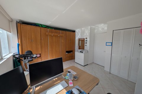 Condo in Hallandale Beach, Florida, 2 bedrooms  № 2242047 - photo 28