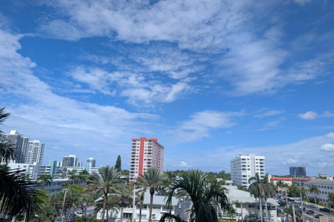 Condo in Hallandale Beach, Florida, 2 bedrooms  № 2242047 - photo 10