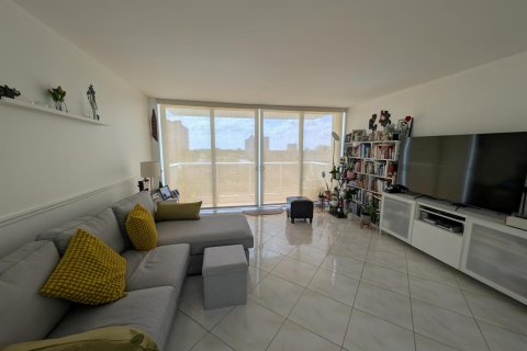 Condo in Hallandale Beach, Florida, 2 bedrooms  № 2242047 - photo 5